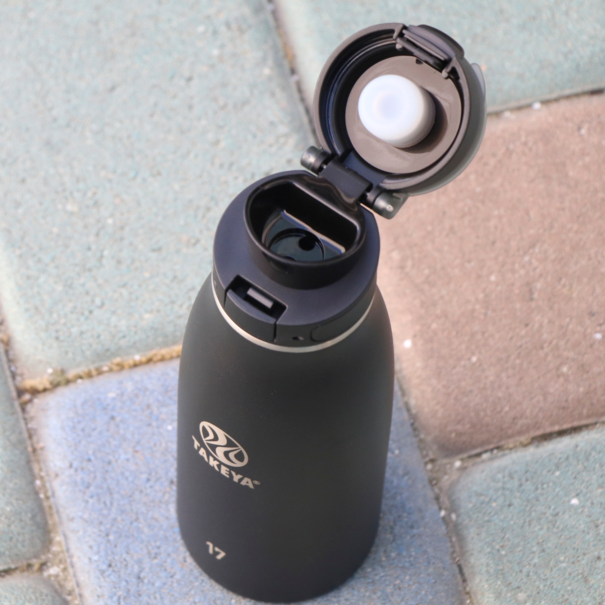 traveler-fliplocktm-lid-b7 96076-R-TravelerLid-Lifestyle-Onyx.png